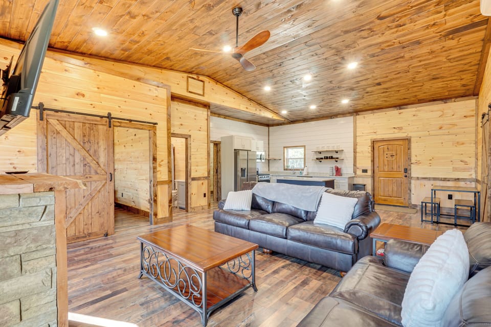 Living Room | Central A/C & Heat | Free WiFi | Smart TV