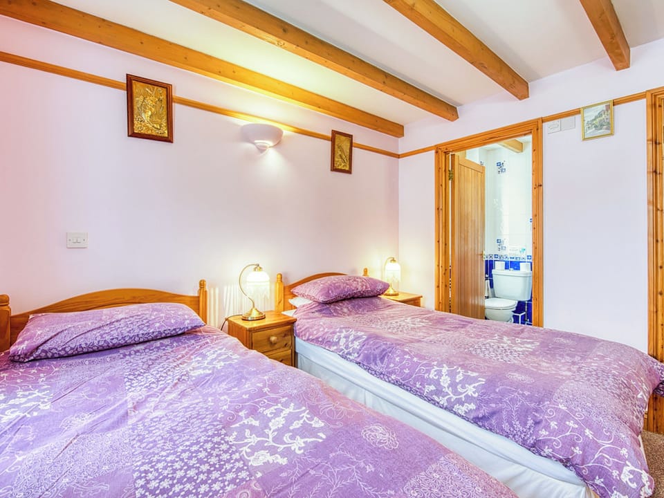 Twin bedroom | Royale - Gables Getaways, Beaworthy