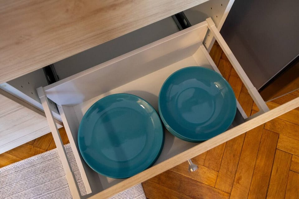 Kitchen with Microwave | Book Now with RENTUJEMY.COM