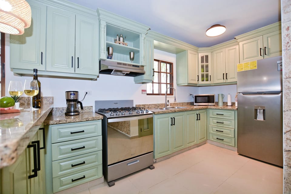 Full sized stainless steel appliances, all brand new and efficient!
