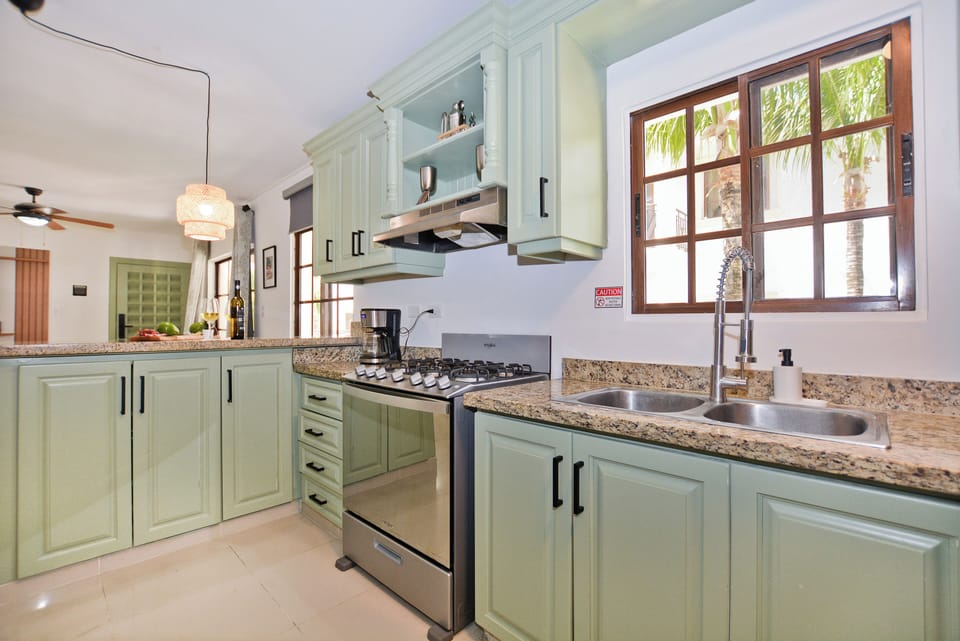 Bright spacious kitchen!