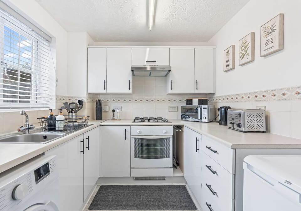 Fully equipped kitchen.