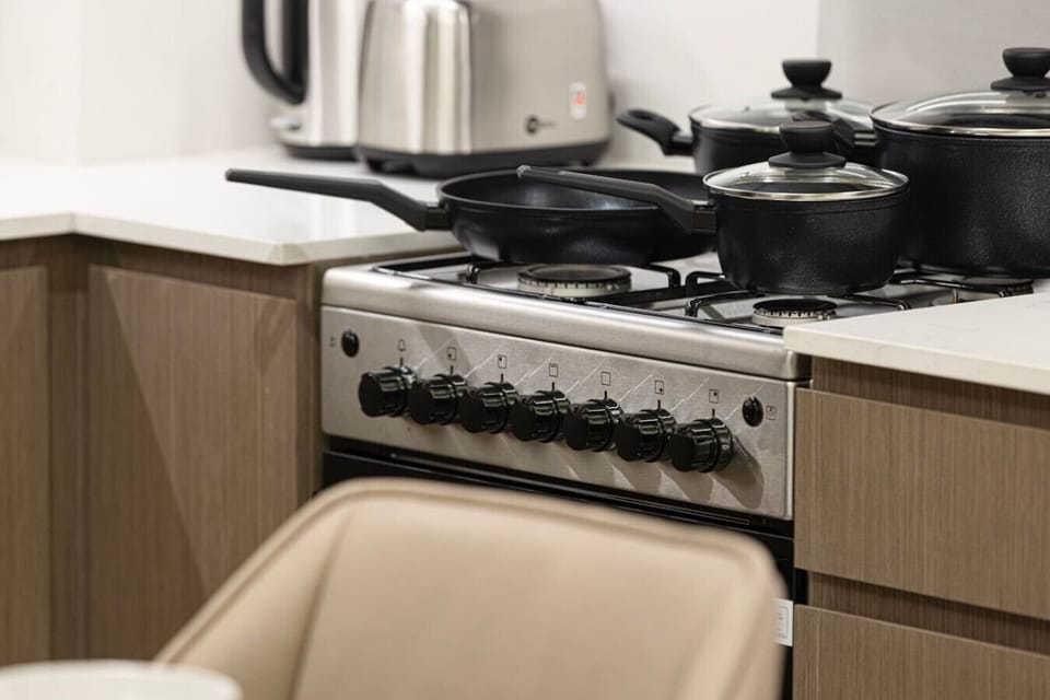 Cook with ease on the modern stove in this fully equipped kitchen, designed for both convenience and style. Perfect for preparing meals during your luxurious stay in Downtown Dubai.