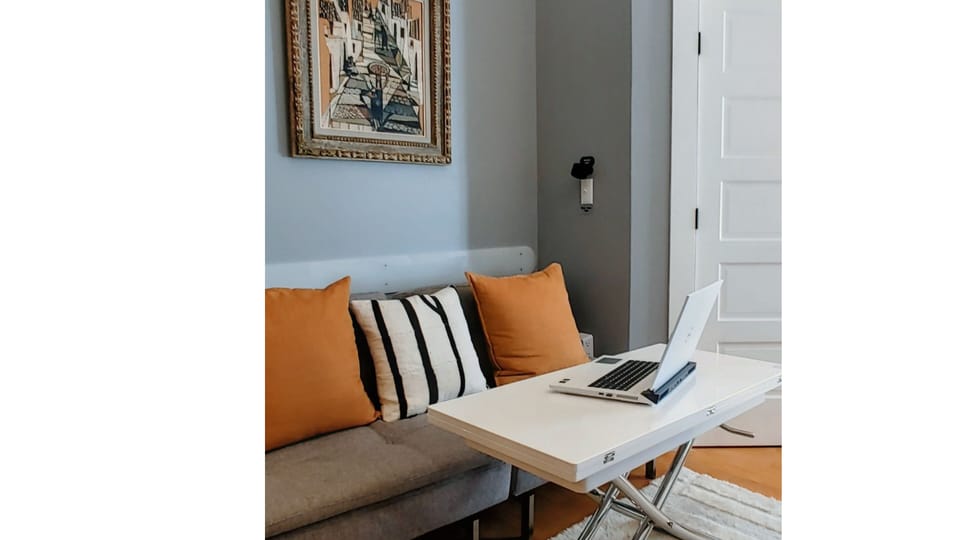 Focus workspace with fast Wi‑Fi (384.1 / 35.9 Mbps).