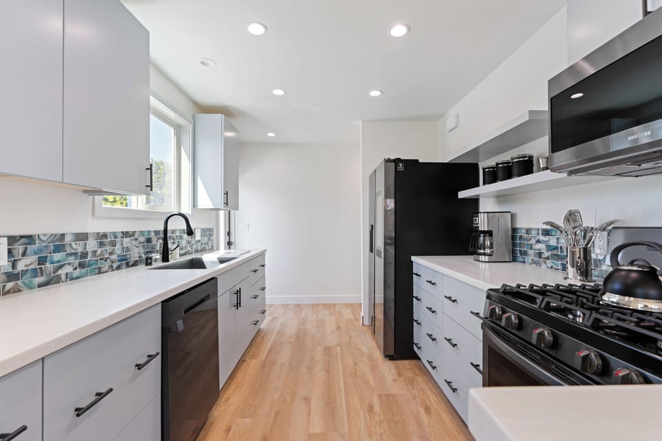 Show up your culinary skills in this fully equipped kitchen.