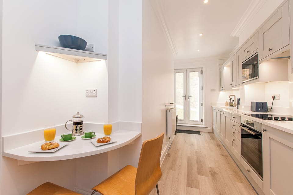 Modern kitchen with all modern appliances and somewhere to sit and enjoy a morning brew or keep a loved one company whilst they cook up a storm!