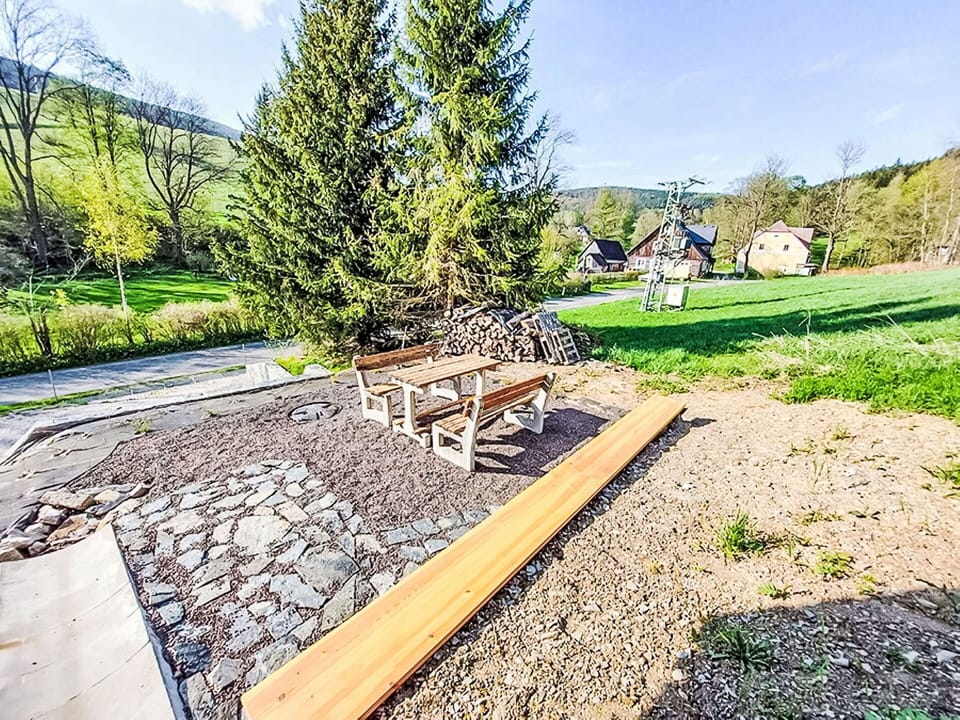 Garden, Landscaping, Outdoor Bench, Bench, Lawn, Yard, Walkway, Driveway, Park
