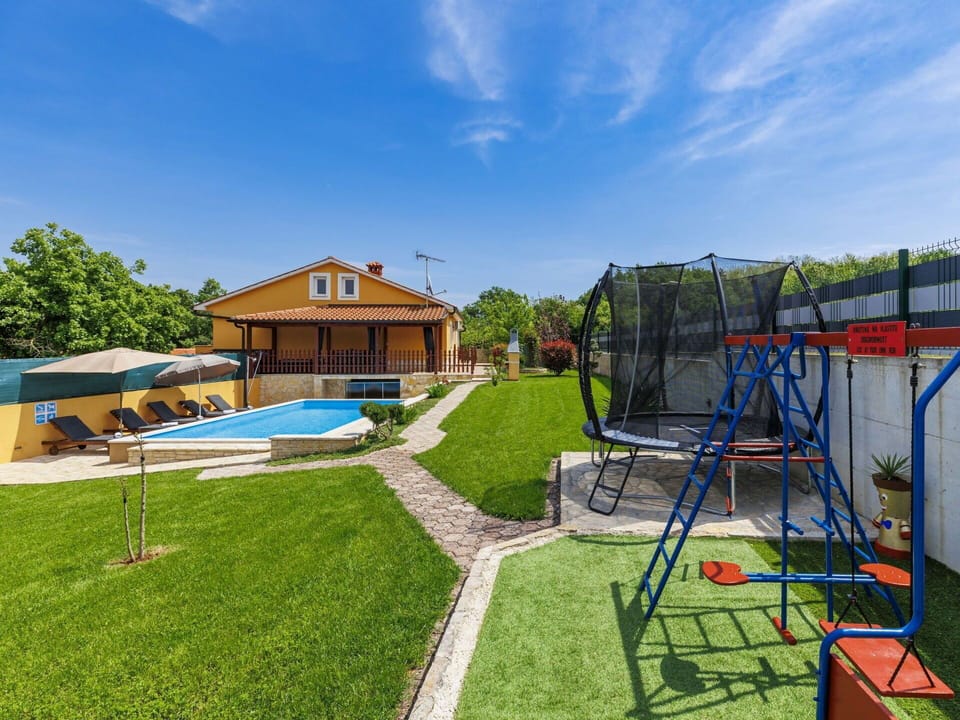 Swimming Pool, Leisure, Resort, Shade, Estate, Deck, Eco Hotel, Backyard, Porch, Thermae
