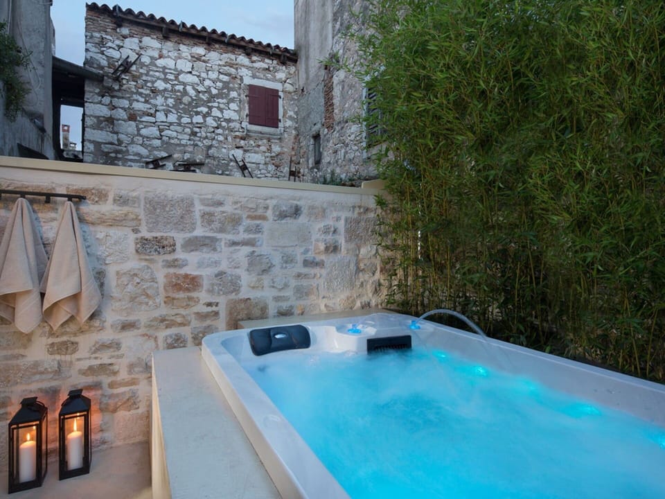 Swimming Pool, Bathtub, Plumbing Fixture, Resort, Eco Hotel, Houseplant, Jacuzzi, Hotel, Tile