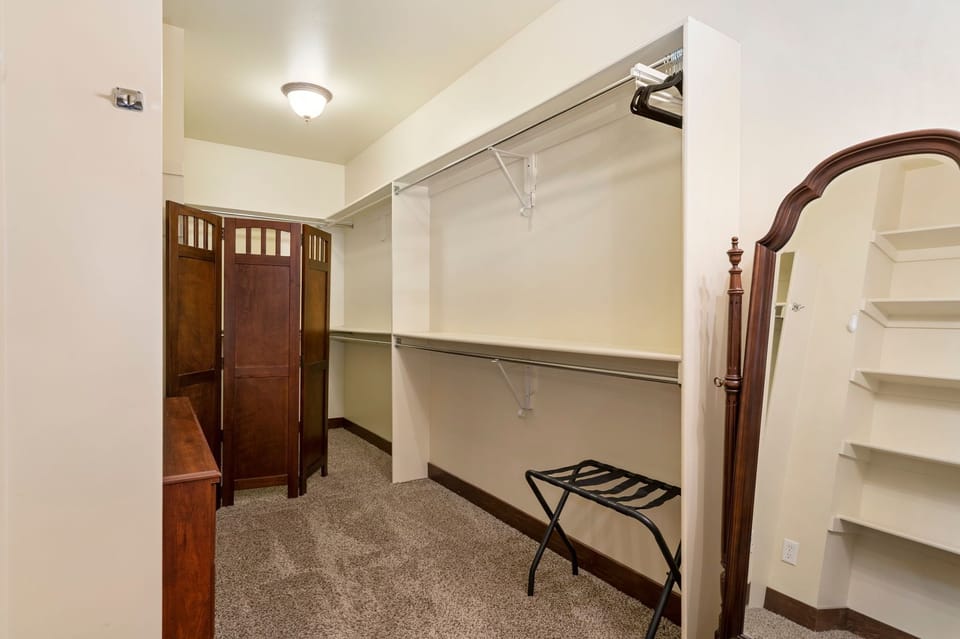 Bathroom 2 | Ensuite Full Bath with Walk-in Closet (upper level)