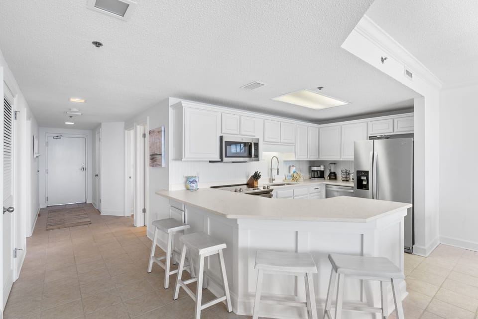 Breakfast Counter and Kitchen