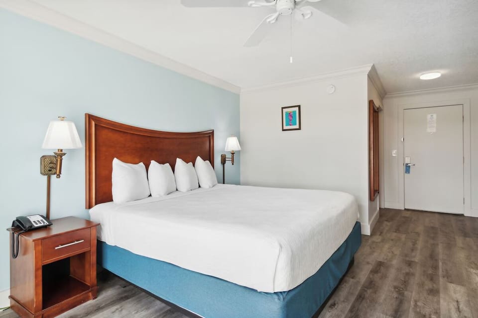 Unit with King bed. Exact unit will be assigned upon arrival. Views, colors, and decor may vary.