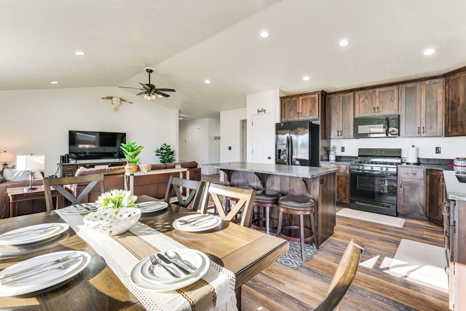 Dining Area | Dishware & Flatware | Kitchen