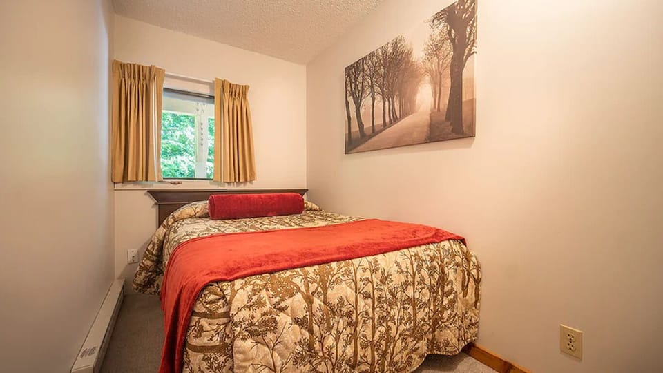 Bedroom. Interior and views may vary based on location and availability.