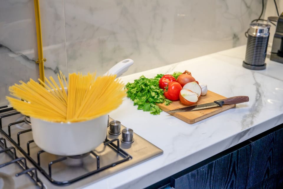 A modern, fully equipped kitchen designed for both functionality and style.