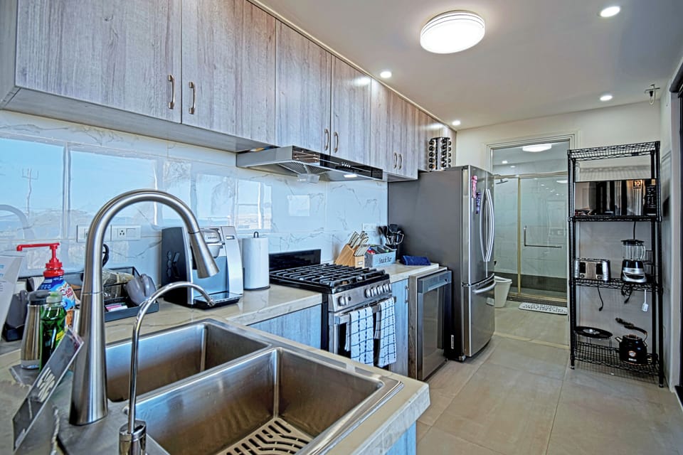 New stove, dishwasher as of September 2025, and enjoy complimentary compostable Keurig coffee.