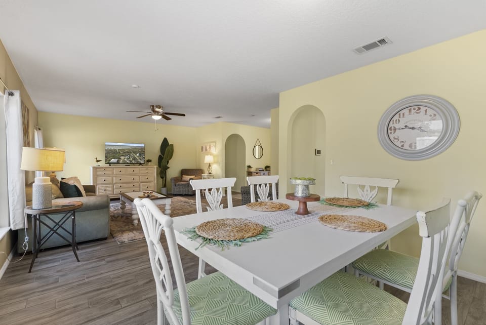 Comfortable living & dining