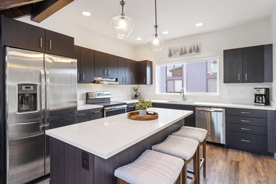 Enjoy breakfast at the bar | Main Level