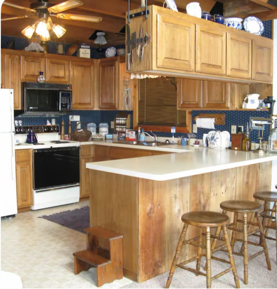 Full kitchen