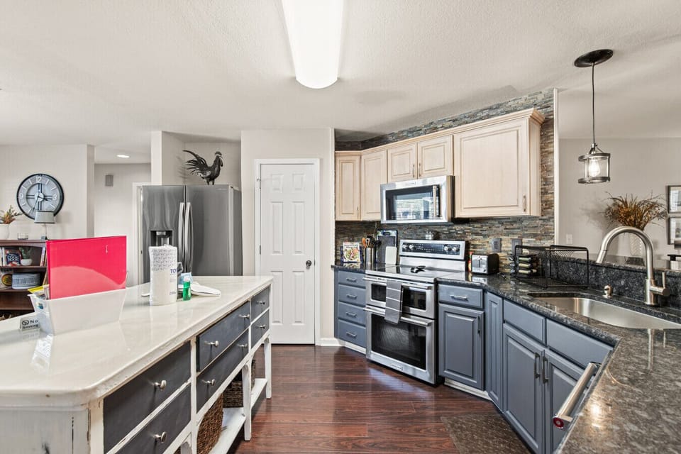Farmhouse Chic: Country Kitchen with Big Island