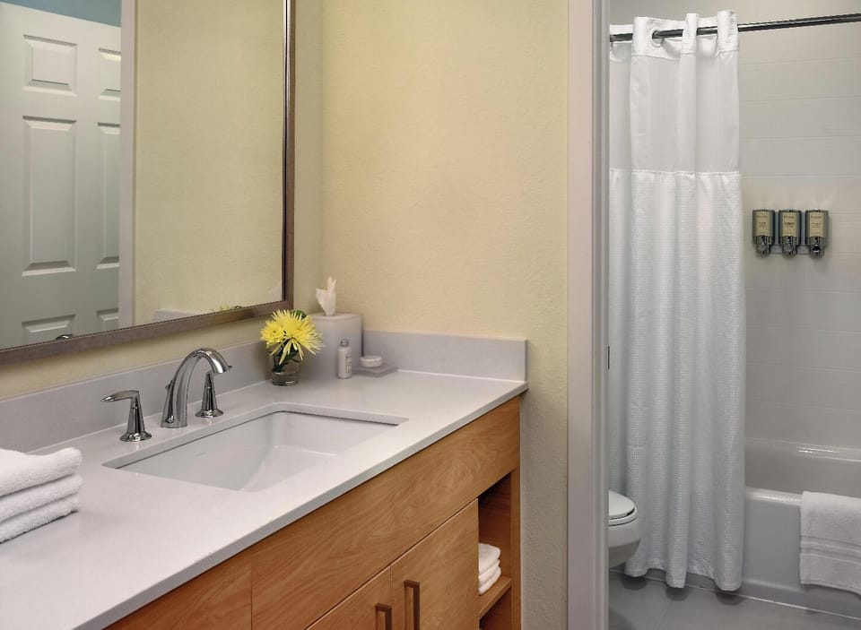 Rinse off comfortably with a clean tub-shower combo and fresh towels.