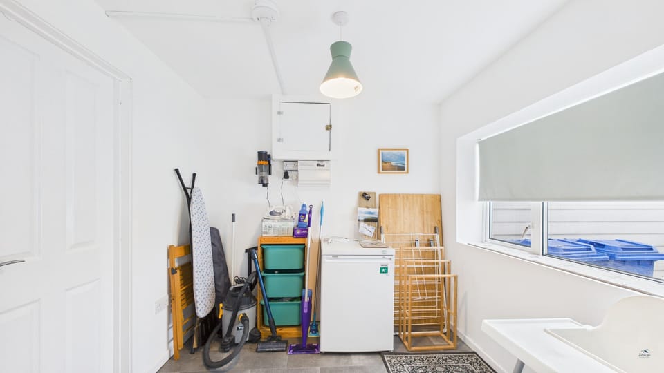 The separate utility room, perfect for refreshing beach towels.