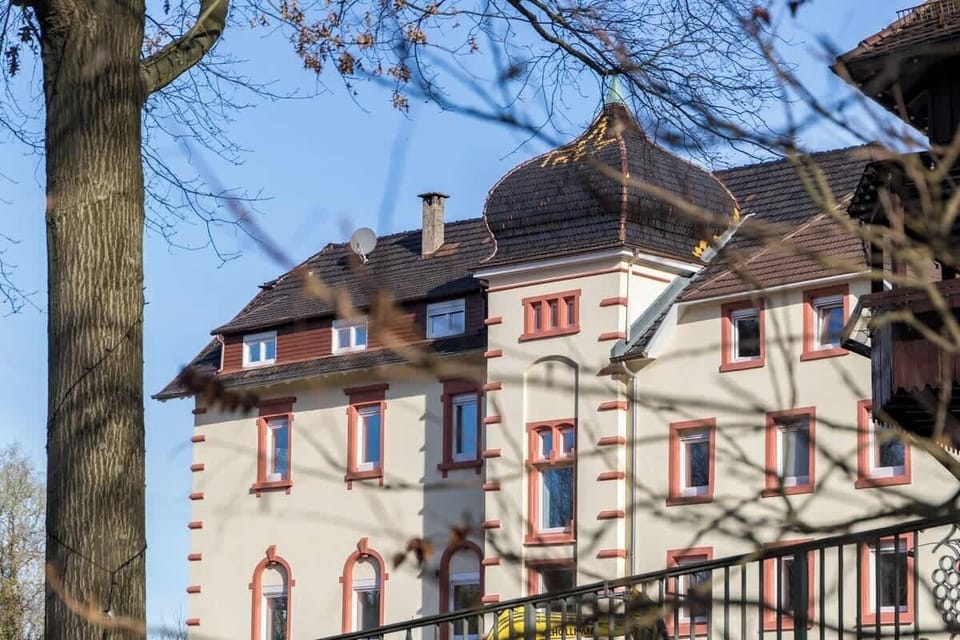 Ein beeindruckendes Gebäude, das die Geschichte vergangener Zeiten in sich trägt. Der alte Charme und die liebevoll erhaltenen Details laden ein, den Moment zu genießen und die Zeit hier zu erleben.