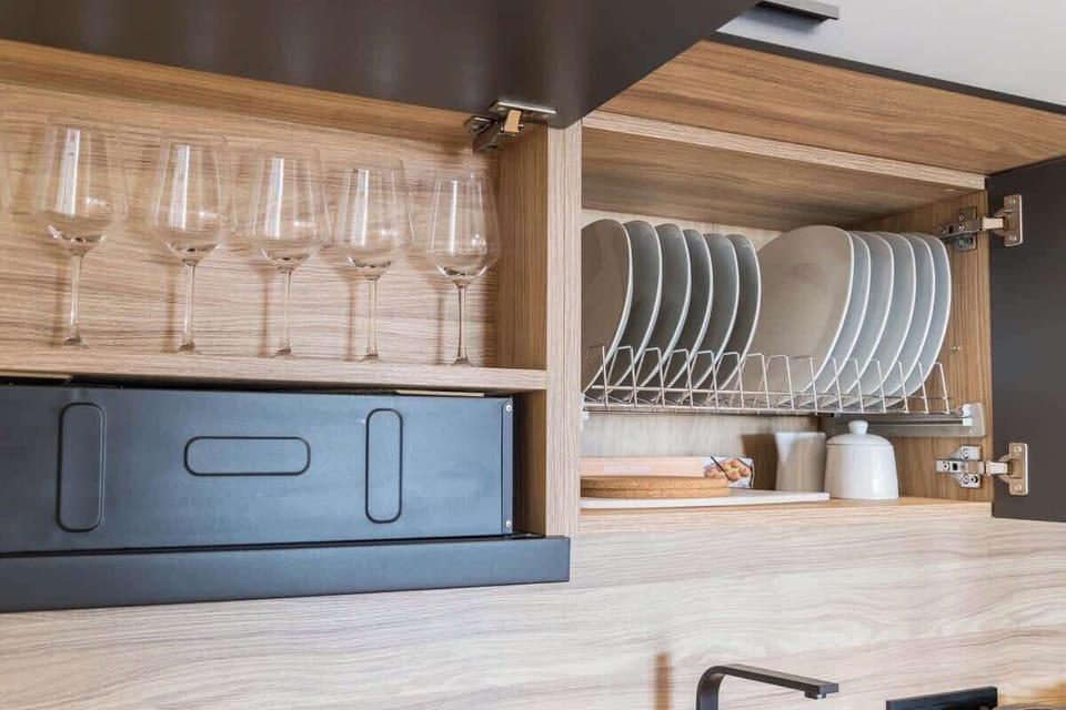 Mit allem, was Sie brauchen – vom Kochgeschirr bis zum Wasserkocher – ist die Küche perfekt ausgestattet, um all Ihre Wünsche zu erfüllen. Hier wird jeder Kochmoment zu einem genussvollen Erlebnis.