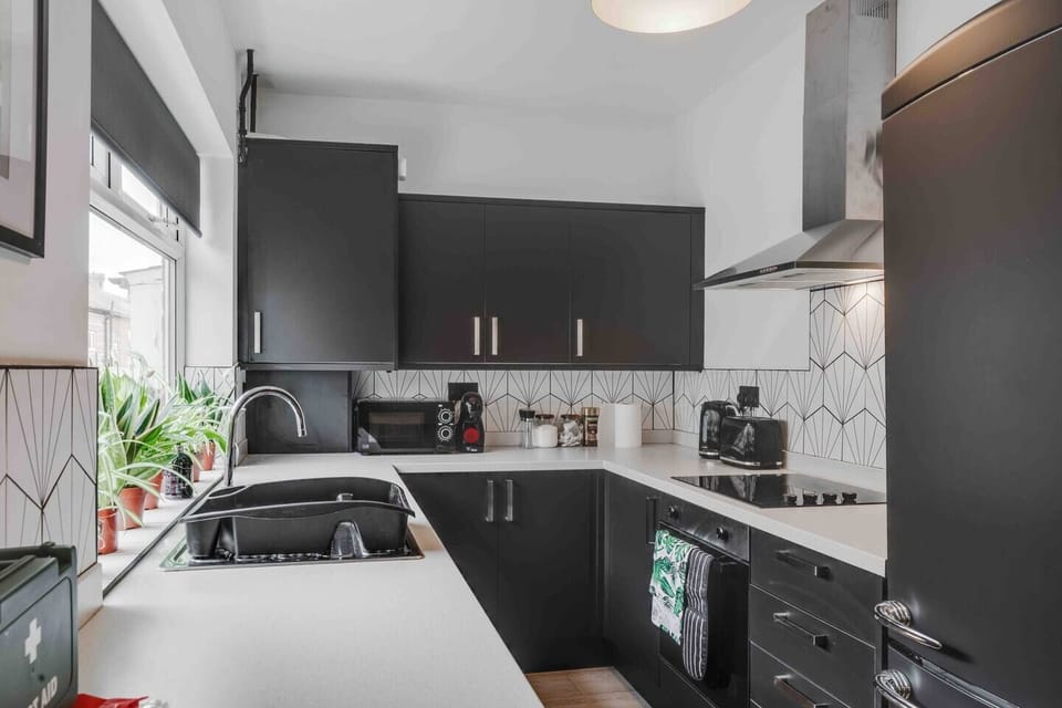 Kitchen:
A fully fitted kitchen with everything you need for a comfortable stay, featuring a microwave, electric kettle, oven, stove, fridge, basic cooking utensils, and wine glasses — perfect for cooking meals or enjoying a relaxed night in.