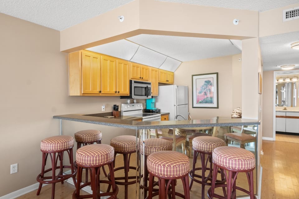 Kitchen with Breakfast Bar