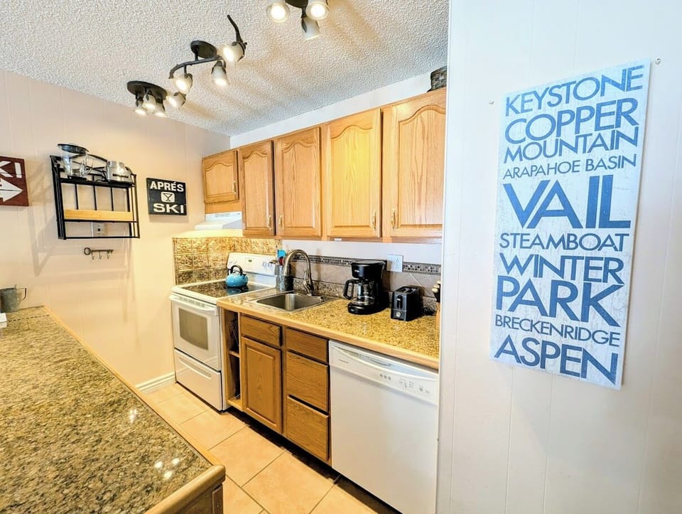 Fully equipped kitchenette - Dishwasher / Oven / Electric Stove Top
