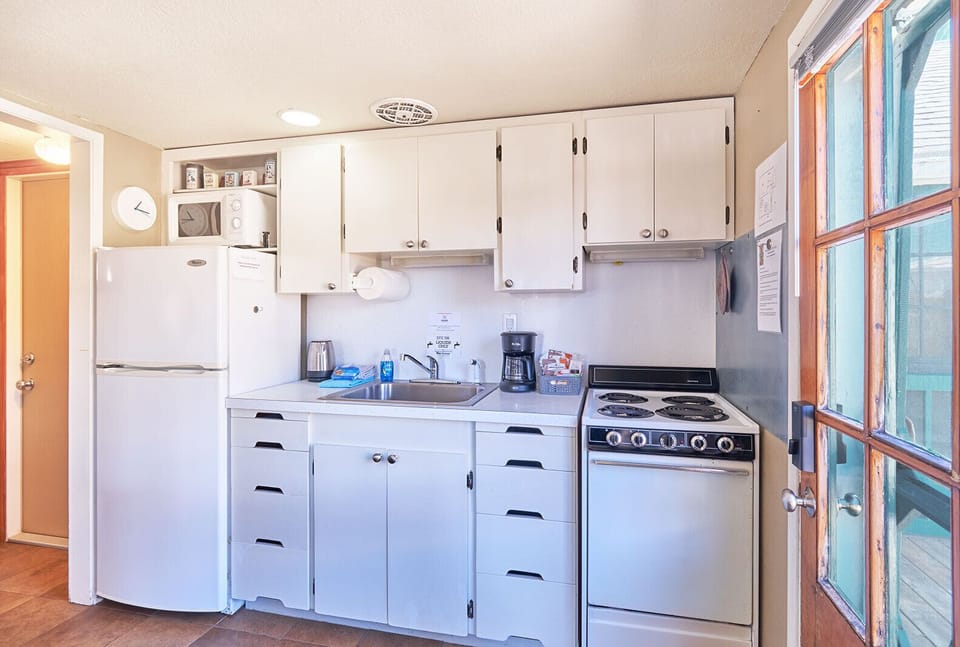 Bright, fully equipped kitchen—perfect for easy meals and morning coffee.