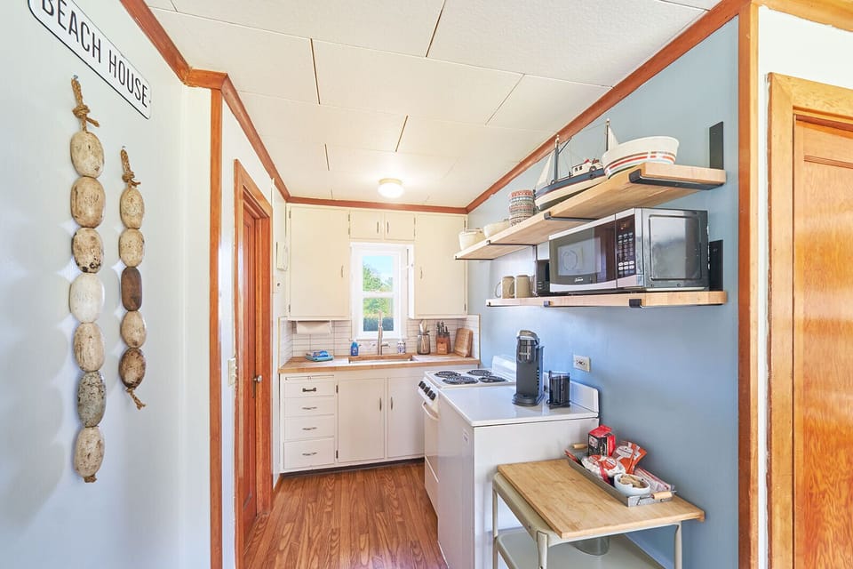 Charming vintage kitchen with cheerful vibes — fully equipped for your cozy home-cooked meals. 🍳🌼