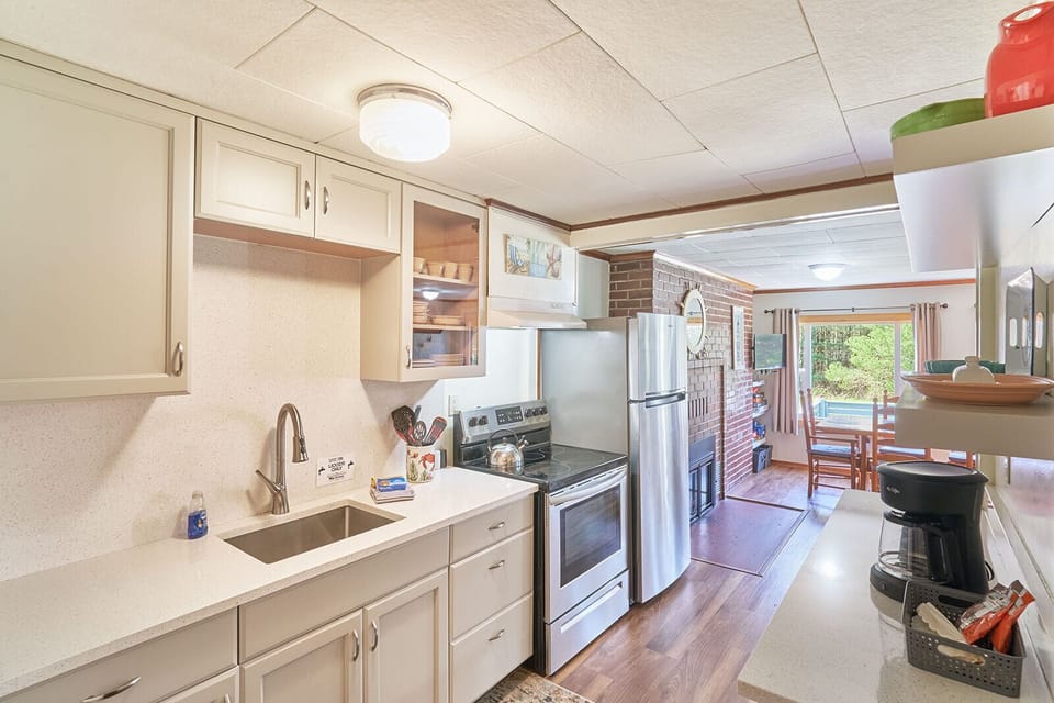 Full kitchen stocked with cookware, dishes, and utensils — everything you need to cook and dine with ease. 🍽️👩‍🍳