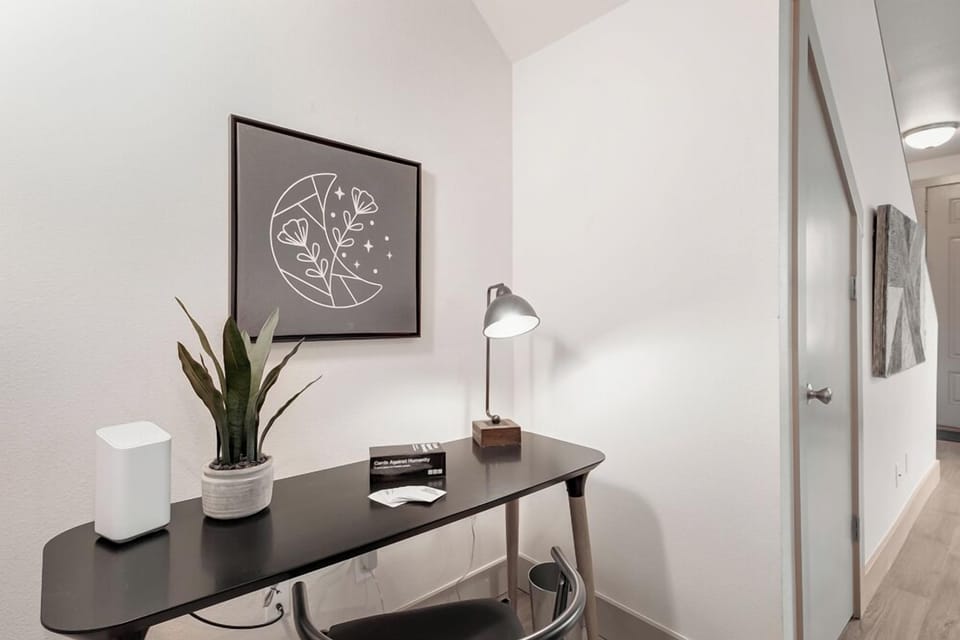 Unit C | Laptop-friendly Workspace