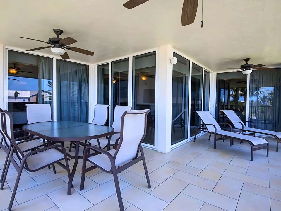Three Bedroom Single Level Villa - spacious patio