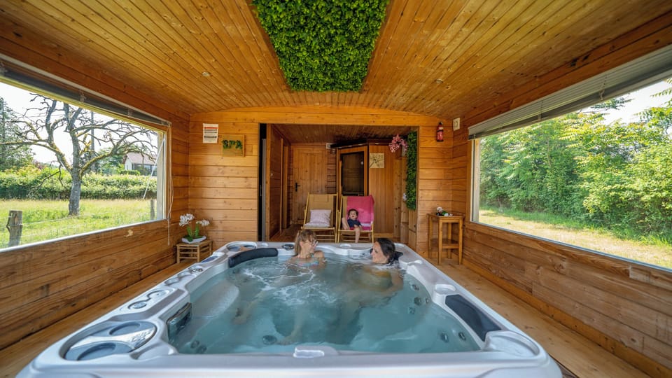 Outdoor spa tub