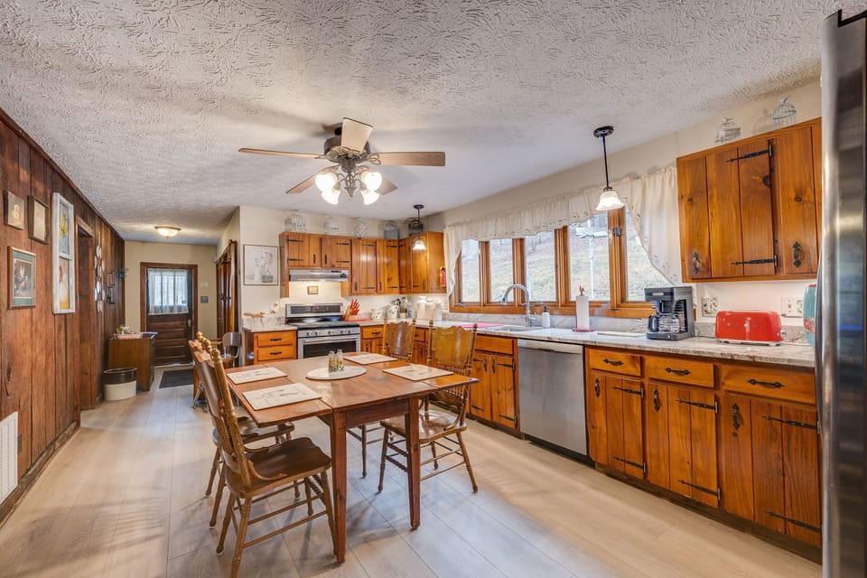 Spacious kitchen with all needed to cook, gas range & stainless steel appliances