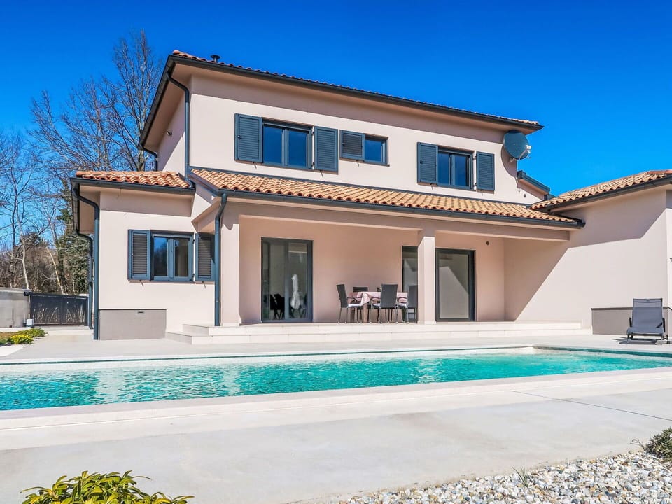 Home, Residential Area, Architecture, Roof, Balcony, Estate, Concrete, Villa, Molding, Design