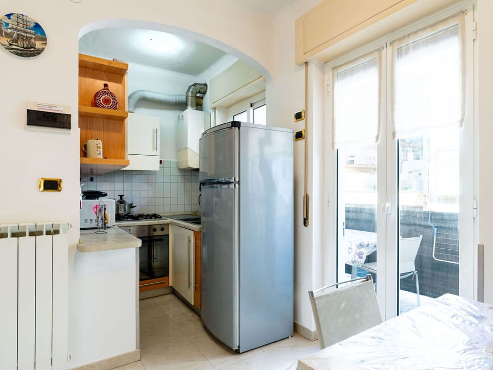 Kitchen Appliance, Major Appliance, Kitchen, Home Appliance, Countertop, Flooring, Interior Design, Floor, Furniture, Cabinetry