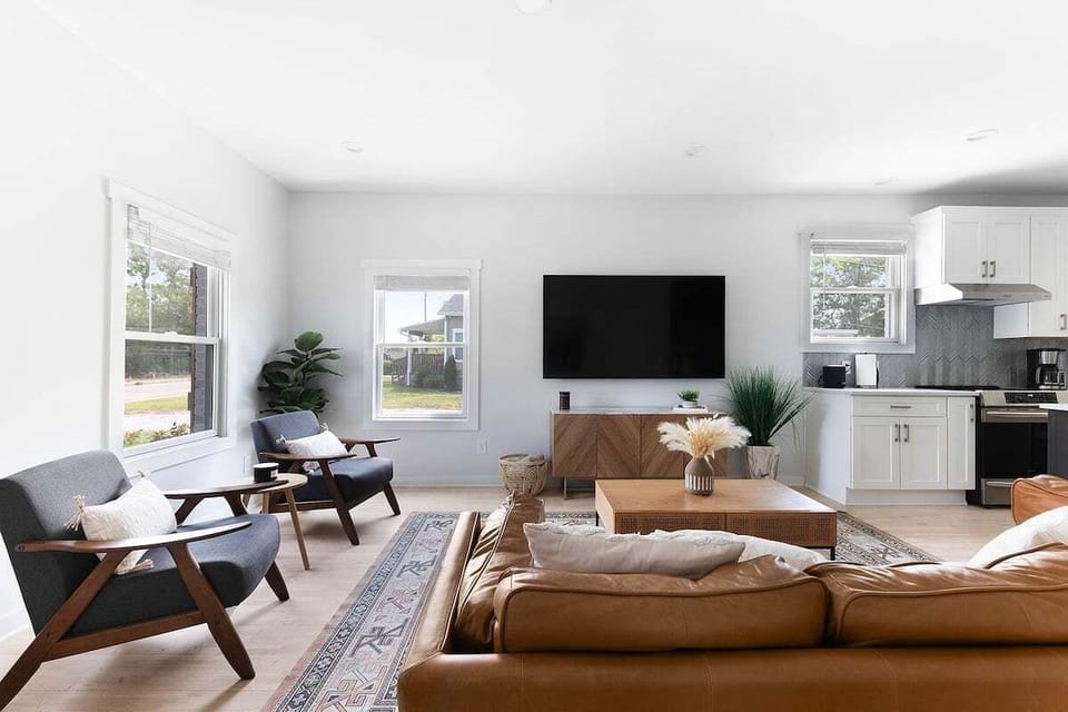 Spacious and bright living area with high-end textures and natural light.