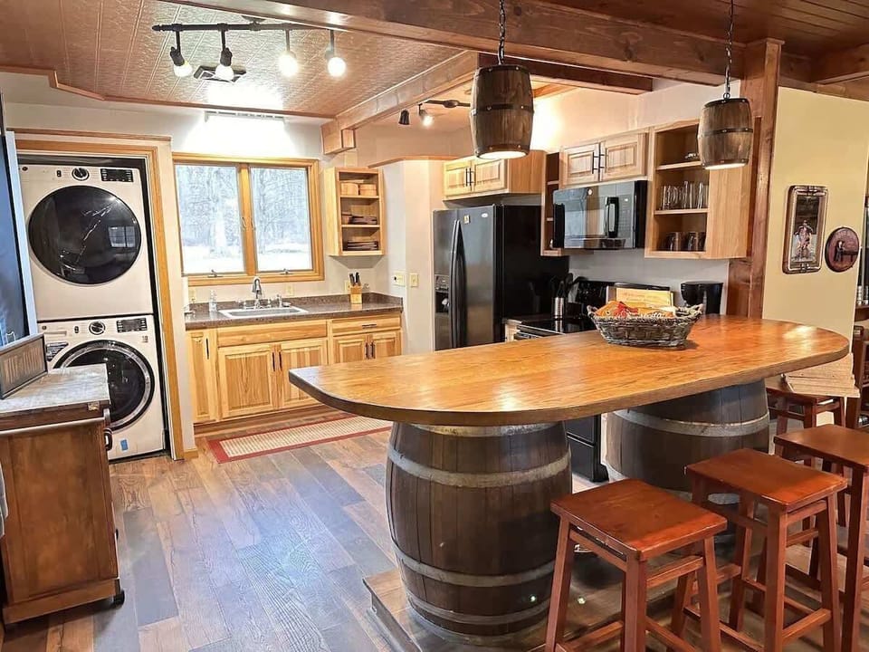 Newly Remodeled Game Cabin Full Kitchen