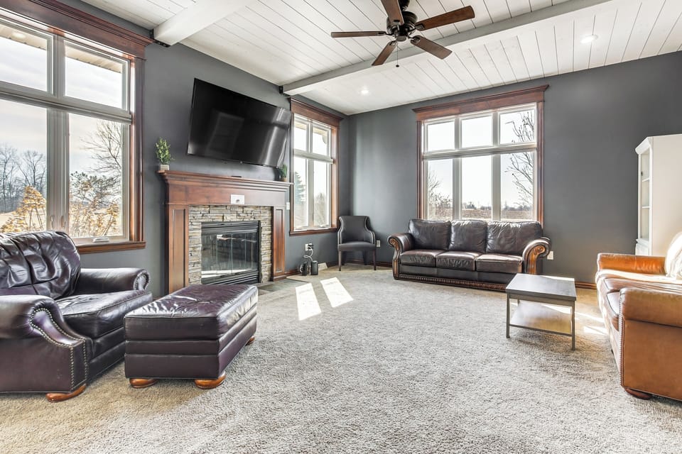 De Pere Vacation Rental | 5BR | 2.5BA | 1 Step Required | 3,625 Sq Ft