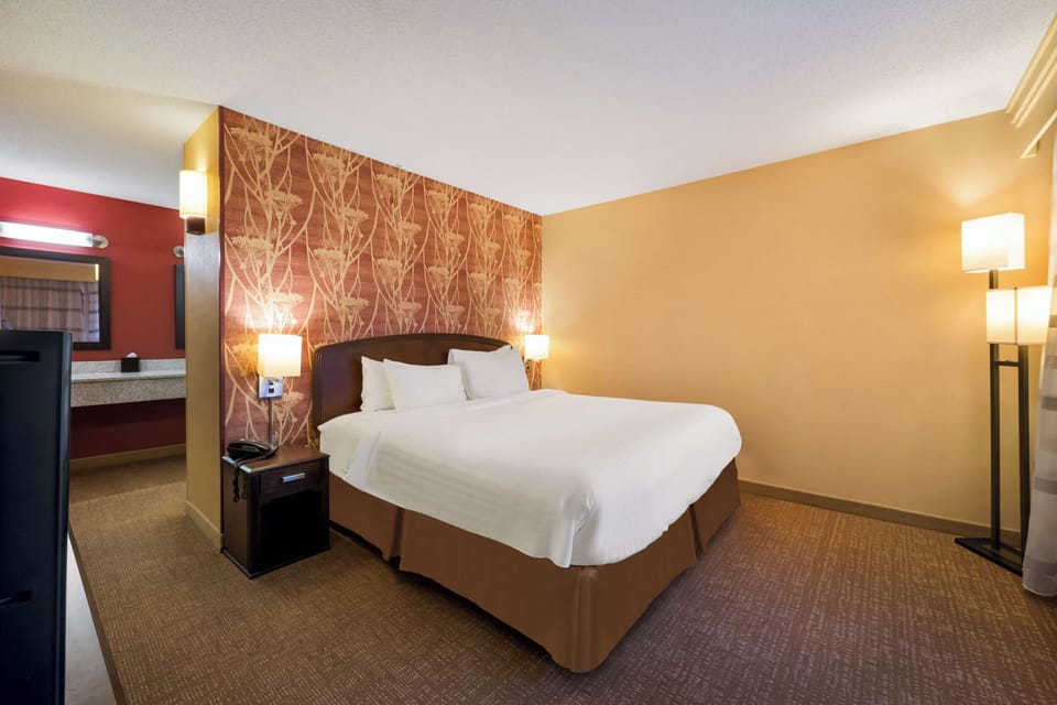 Unit with 1 King bed. Exact unit will be assigned upon arrival. Views, colors, and decor may vary.