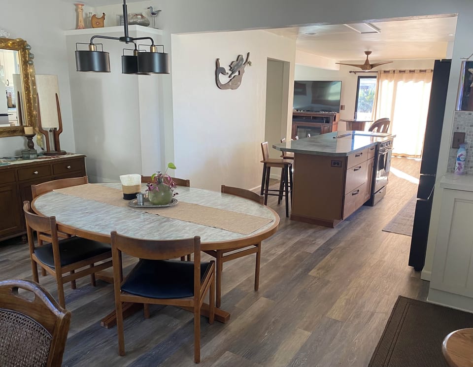 Seating for 6 at table