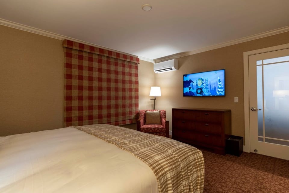 Unit with Queen Bed and Twin Beds. Actual bed layout may vary.