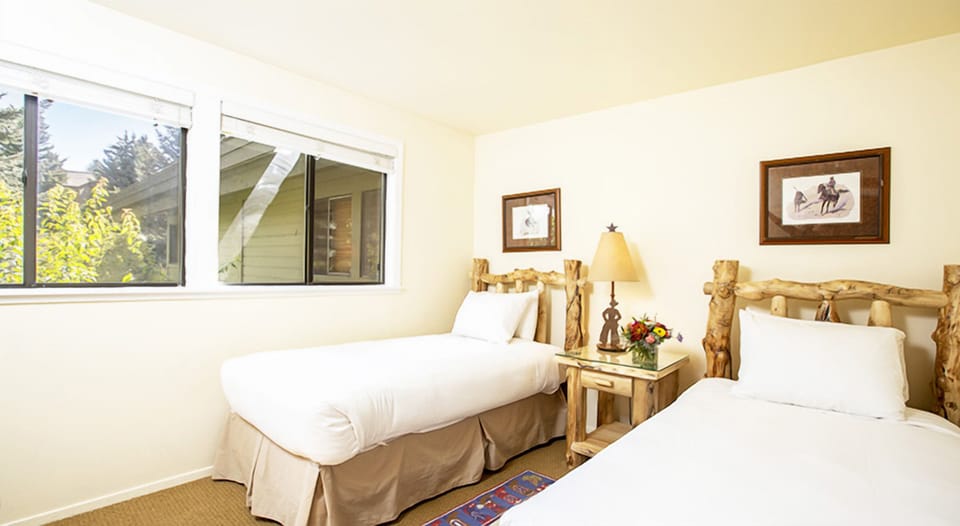 Unit with Queen Bed and Twin Beds. Actual bed layout may vary.