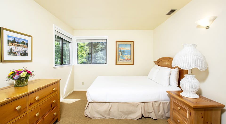 Unit with Queen Bed and Twin Beds. Actual bed layout may vary.