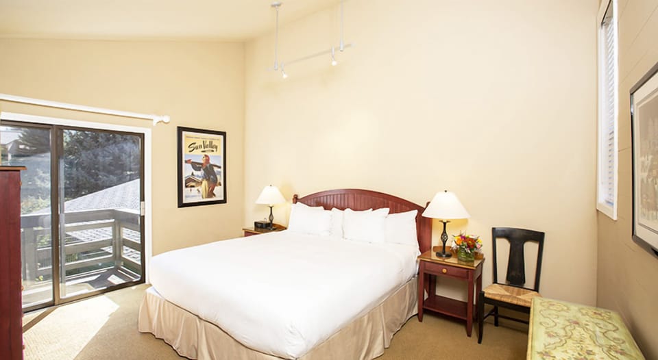 Unit with Queen Bed and Twin Beds. Actual bed layout may vary.