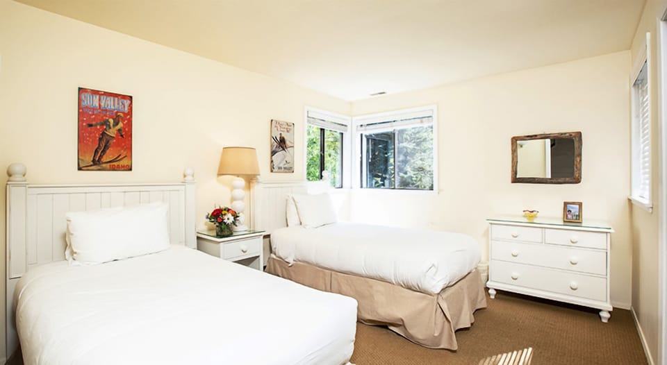 Unit with Queen Bed and Twin Beds. Actual bed layout may vary.